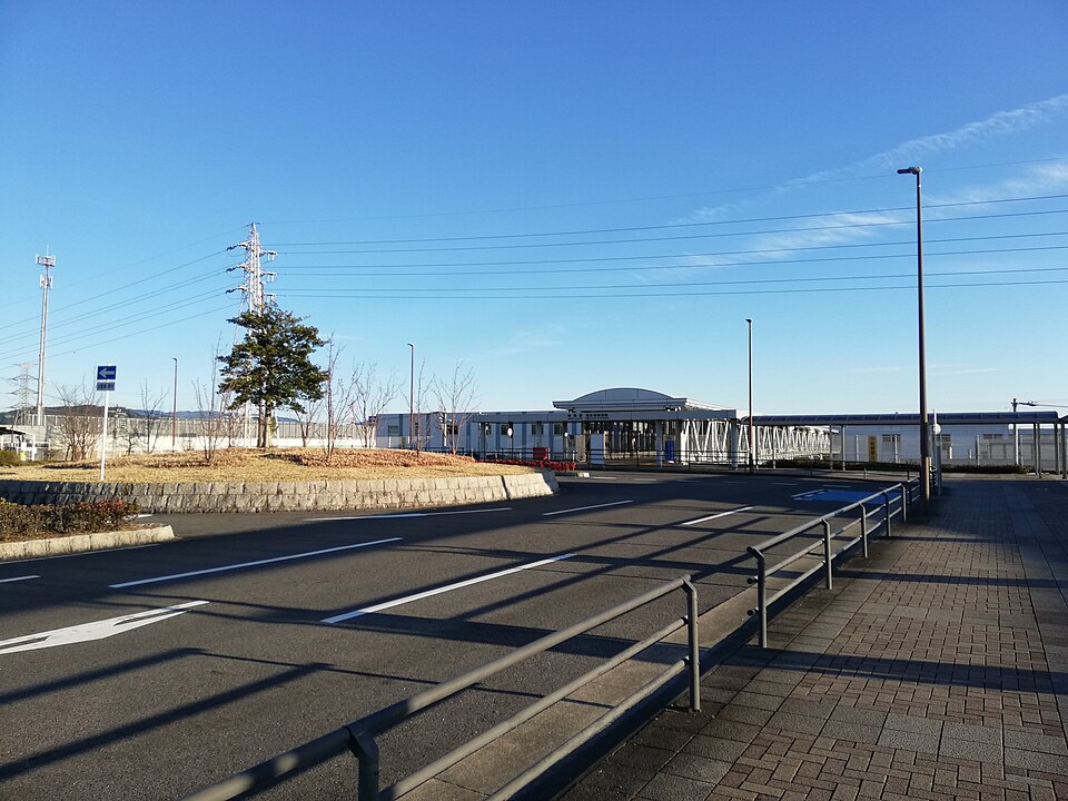 神領駅北口の駅入口と駅前の風景