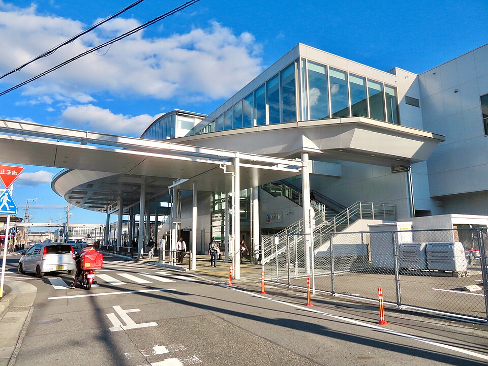 JR春日井駅北口の駅入口と駅前の風景