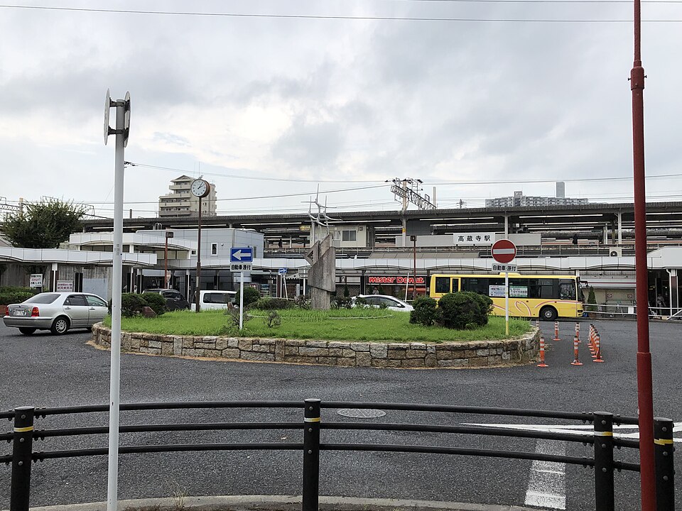 高蔵寺駅南口の駅入口と駅前の風景