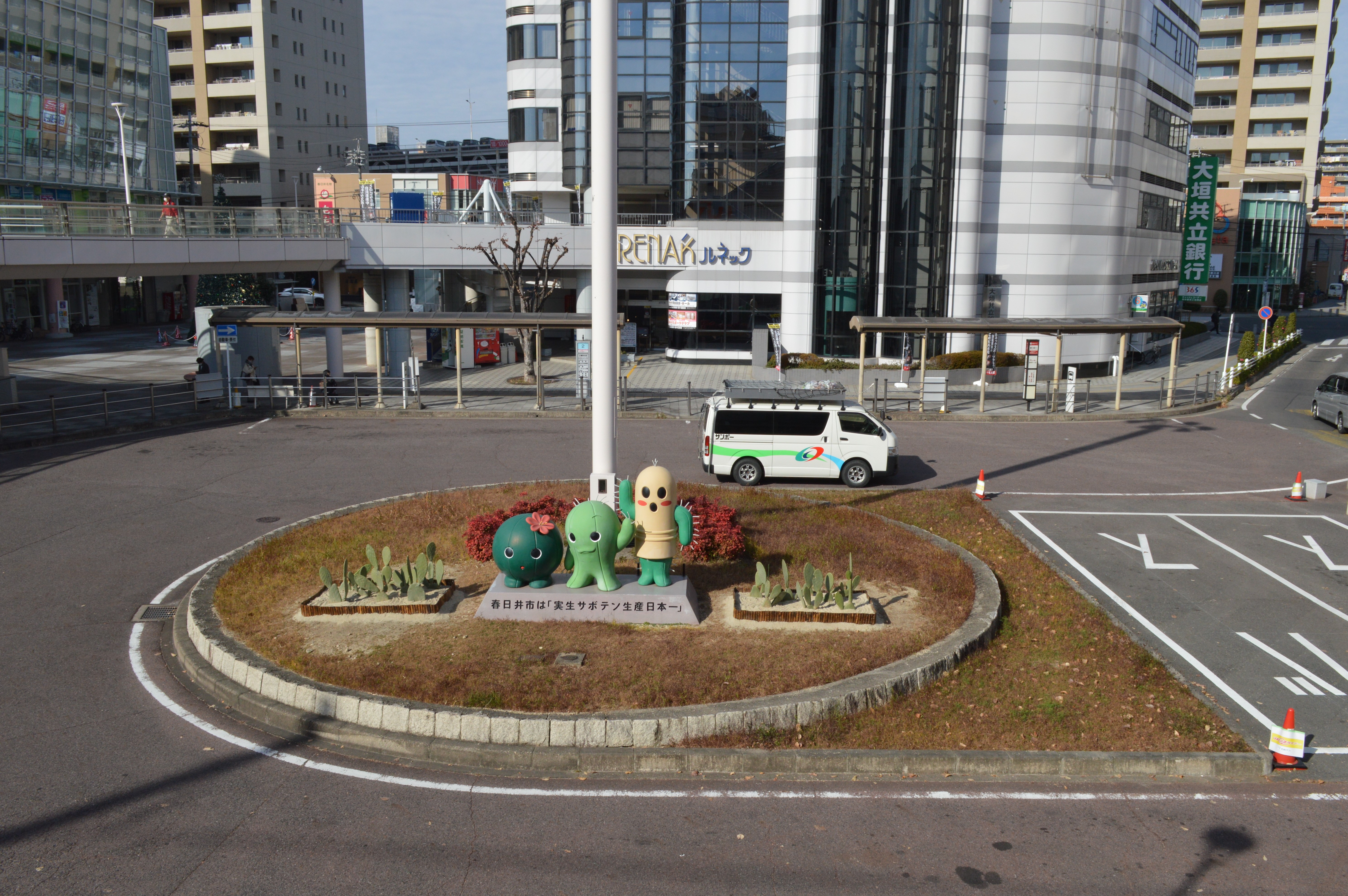 JR勝川駅北口の駅前広場とルネック勝川