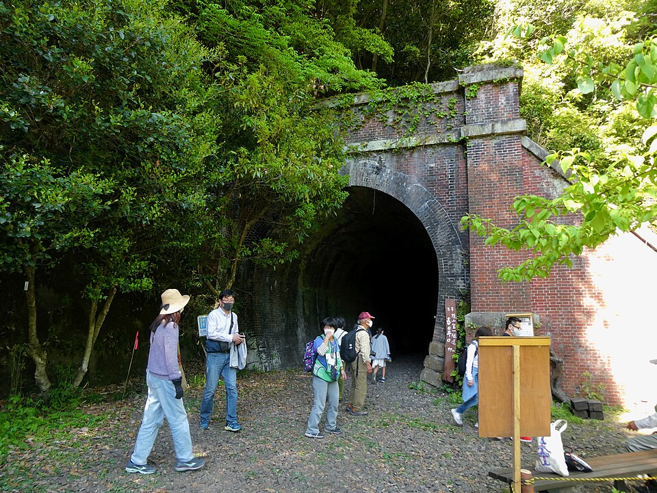 緑に囲まれた愛岐トンネル群5号トンネルの赤レンガの入口
